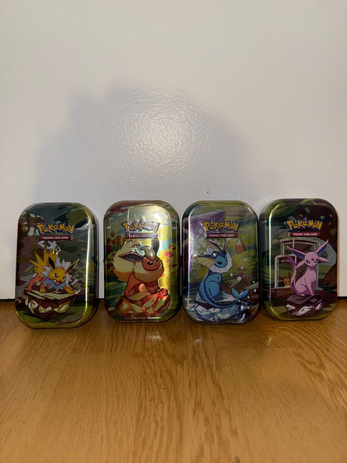 Lot de 4 mini tins Pokémon Évolution prismatique Ev8.5