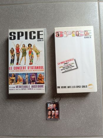 Lot de Lot de 2 cassettes VHS Spice Girls et un porte-clés.
