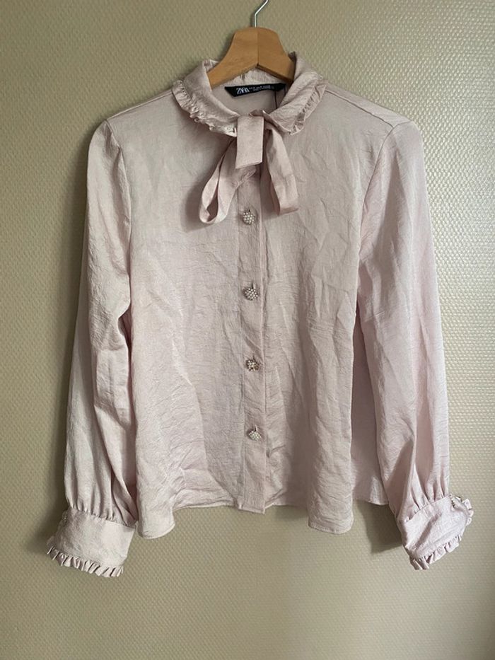 Chemiser Zara avec boutons bijoux et col à nouer