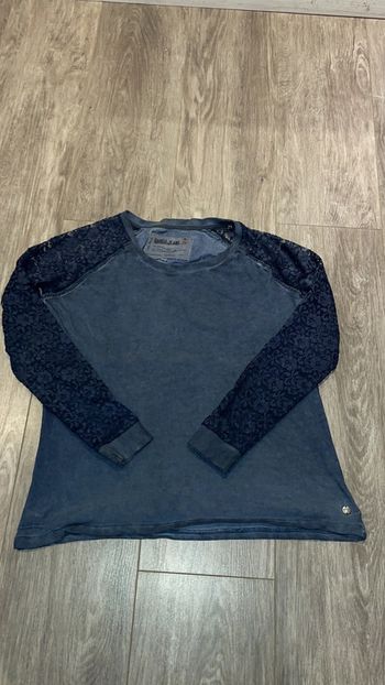 Pull avec manches à dentelle
