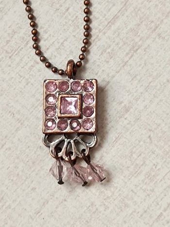 Pendentif cuivré diamants roses perles