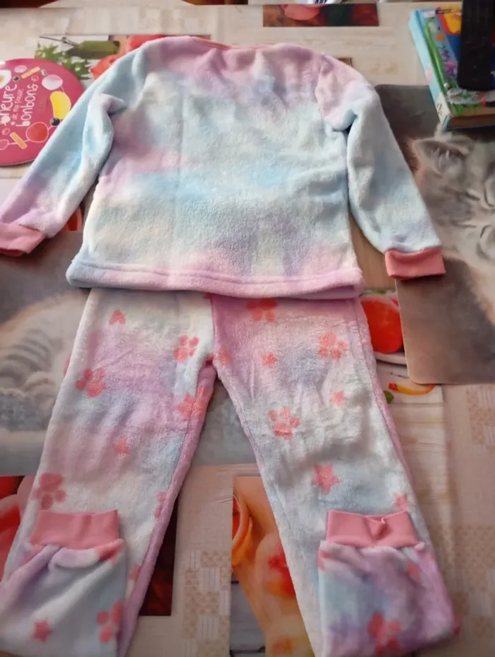 Pyjama 2 pièces taille 6 ans - photo numéro 2