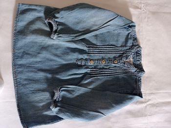 Tunique pour fille matière en jean avec trois boutons devant elle est super belle portée 4 fois voir photos