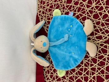 Doudou plat lapin beige bleu vert tortue SUCRE D'ORGE