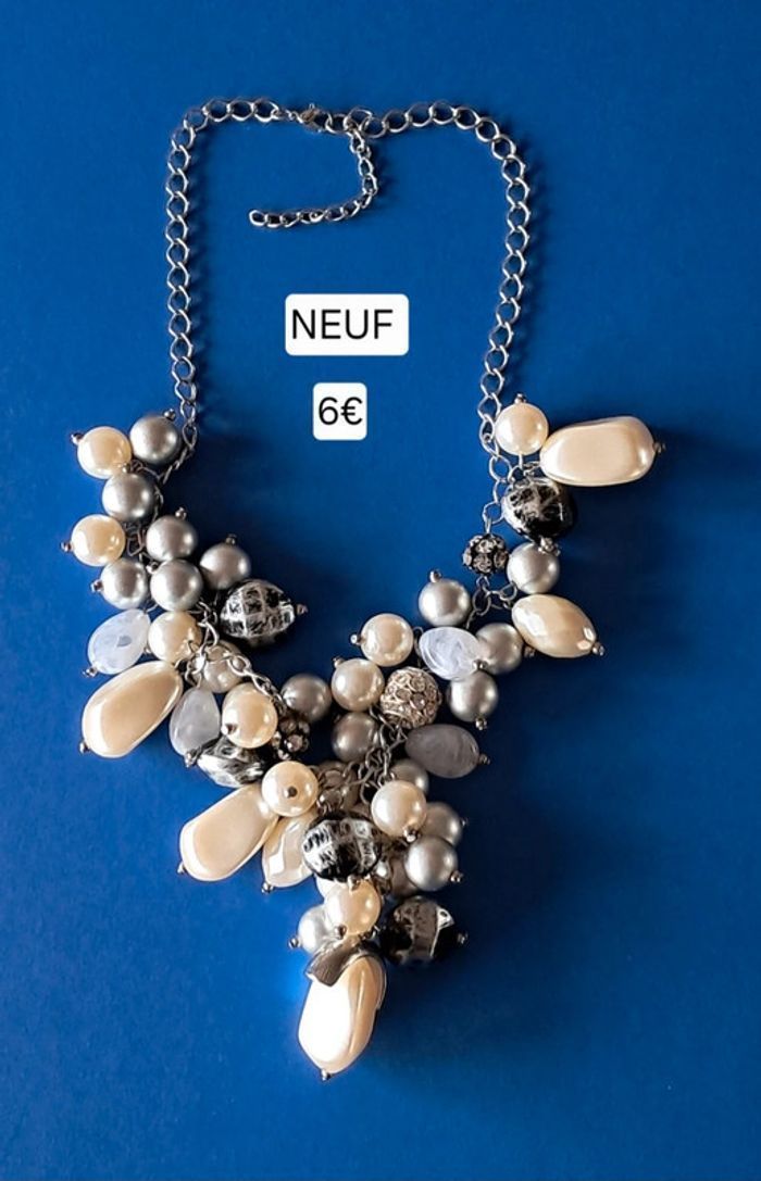 Collier court NEUF avec chaîne argentée et perles grises argentées et nacrées