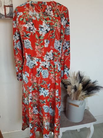 Robe rouge fleurs multicolores, aisselles 57 cm, longueur 1m, H&M, taille 44