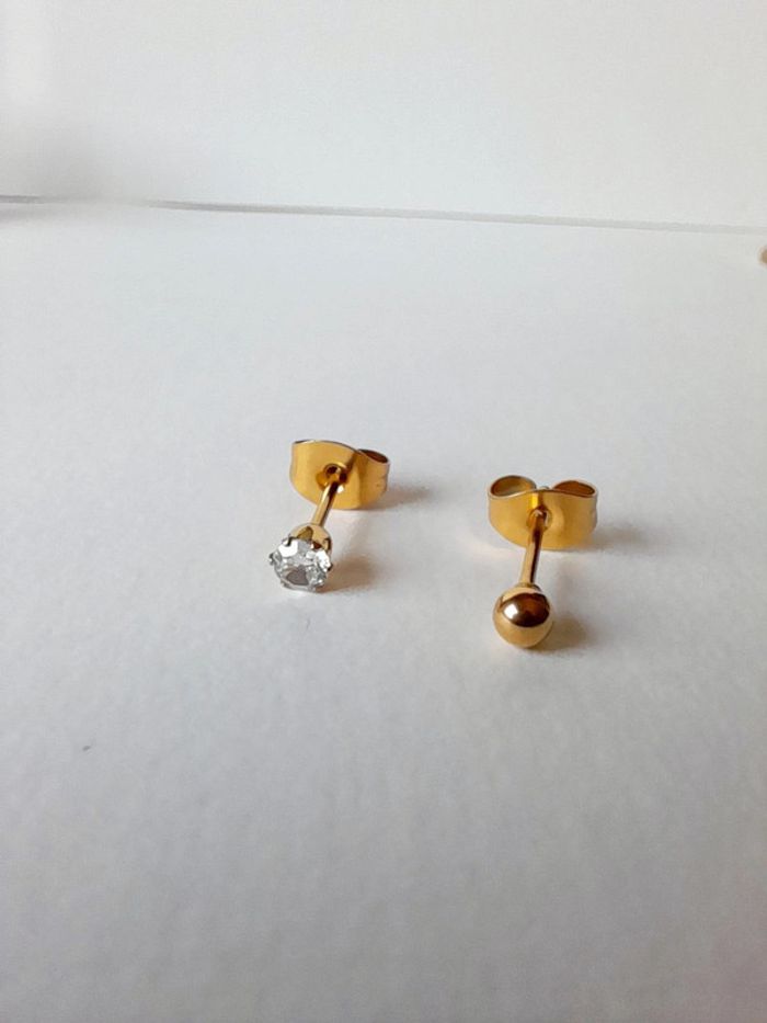 Clou d oreille asymétriques