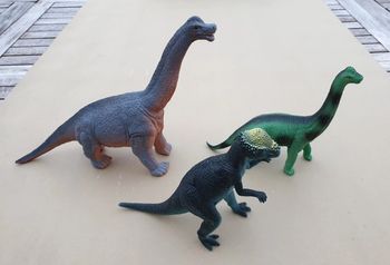 3 Dinosaures en plastique