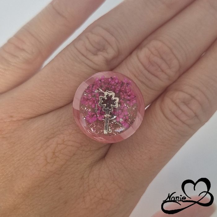 Clé parmi les fleurs