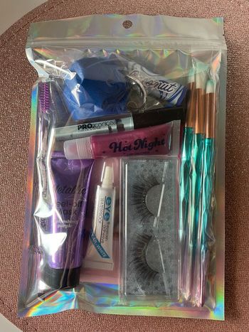 1x Sachet avec accessoires maquillage