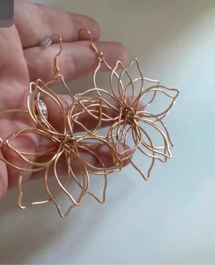 Boucles d’oreilles pendantes NEUVES pour femme forme de fleurs 🌼 couleur doré - photo numéro 4