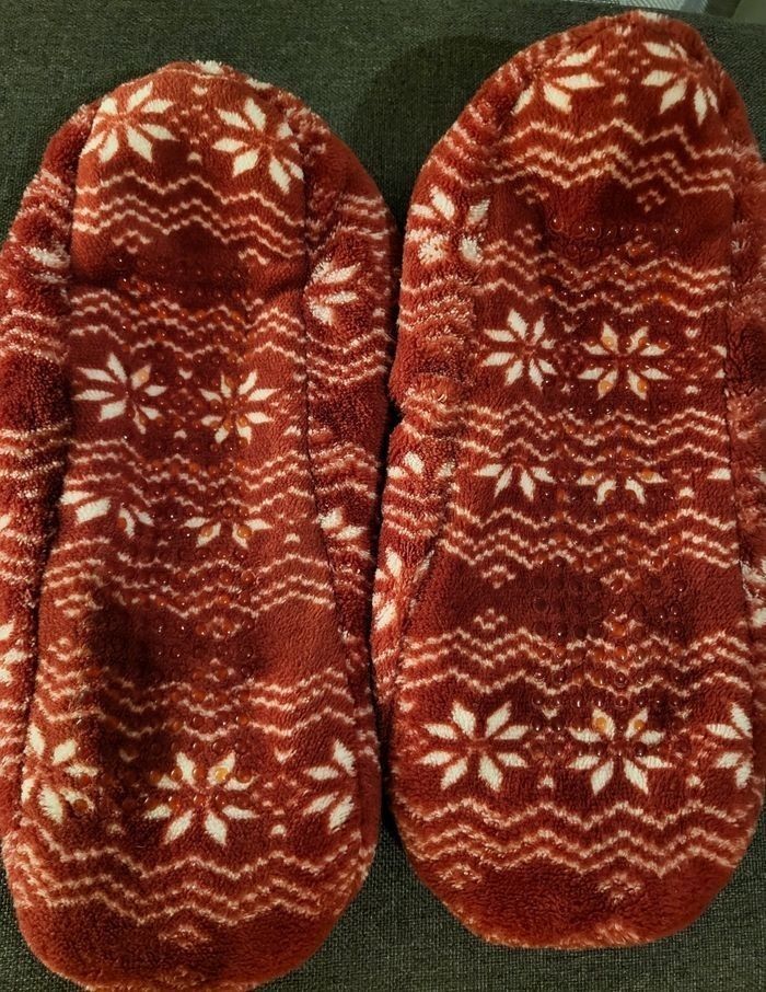 Pantoufle rouge et blanche - photo numéro 2