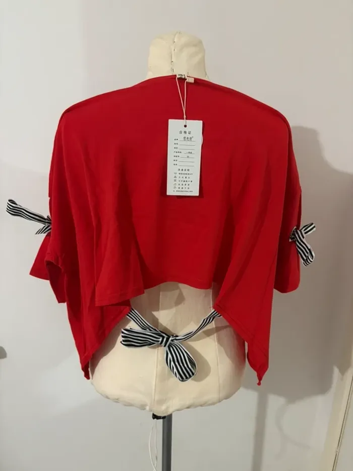 T-shirt rouge “AND” avec nœuds rayés - photo numéro 2