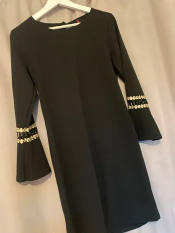 Robe noire et dorée
