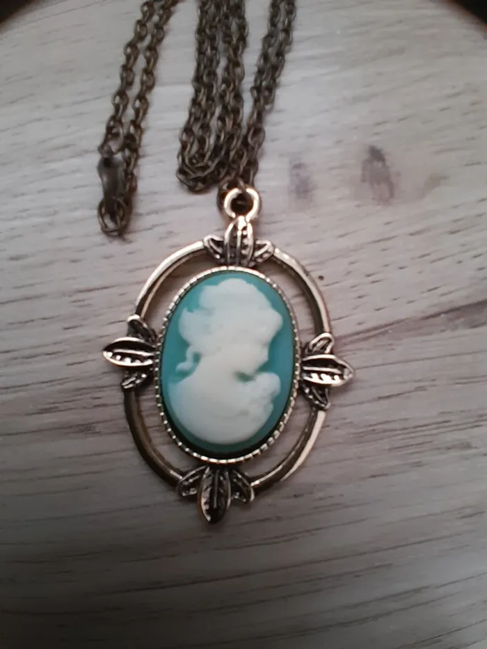 Collier camée Katherine 1864, dans Vampire diaries - photo numéro 2