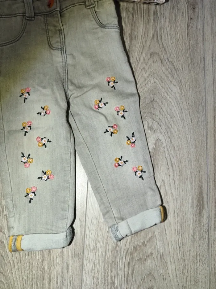 Jean effet délavé fleuri. 12 mois - photo numéro 3