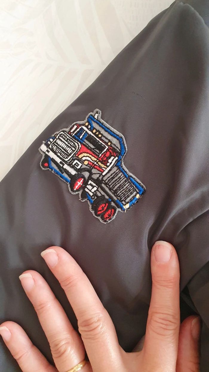 Veste / blouson gris avec écussons de véhicules taille 6-7 ans - photo numéro 5