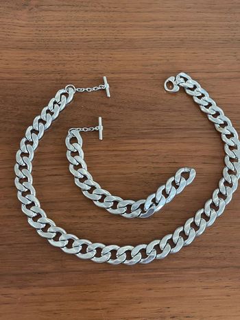 Ensemble d’un collier et un bracelet en maillons métallique
