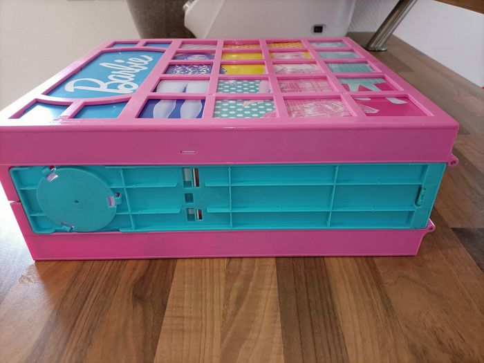 Dressing XXL Barbie + tenues et nombreux accessoires - photo numéro 10