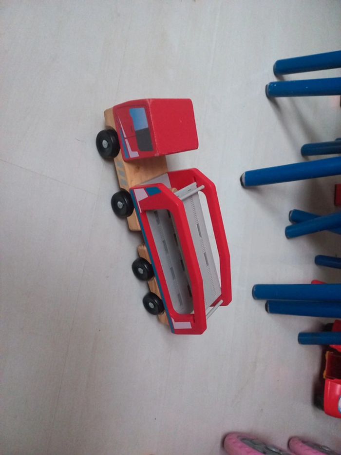 Camion avec remorque en bois