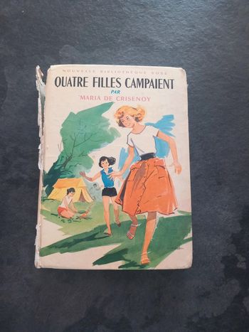 Quatre filles campaient