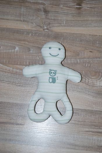 hochet doudou lutin obaibi bonhomme blanc rayé okaidi