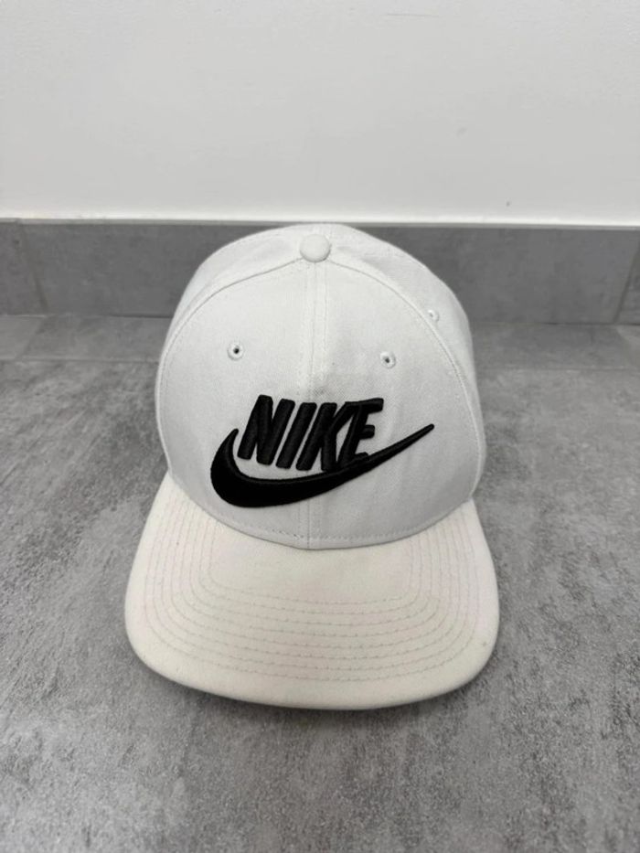 Casquette Nike blanche et noir logo brodé en super état