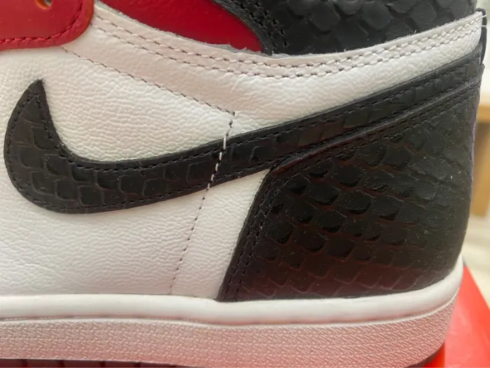 Jordan 1 high rétro snake Chicago wmns - 40eu - neuf - photo numéro 8