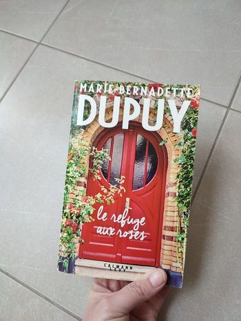 Livre les refuges aux roses de Marie Bernadette Dupuy