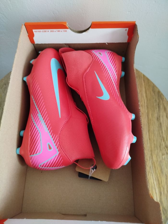 Crampons Nike T 33 - photo numéro 9