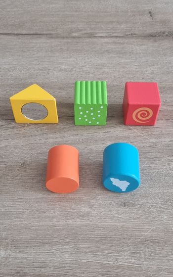 Cubes sensoriels en bois