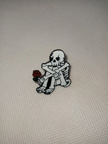Pins neuf squelette avec sa rose