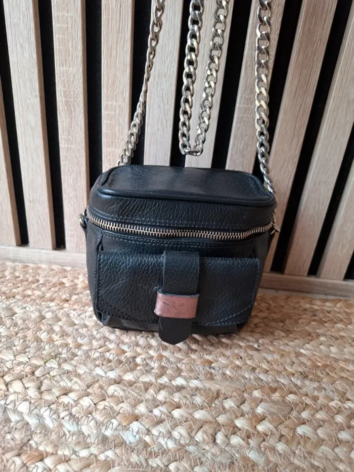 Petit sac noir bandoulière chaîne argentée. - photo numéro 3