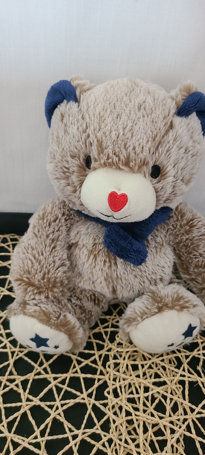 Peluche ours FRANCOISE SAGET gris écharpe bleue nez en coeur assis - photo numéro 2