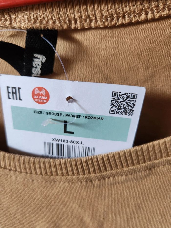 T-shirt neuf - photo numéro 2