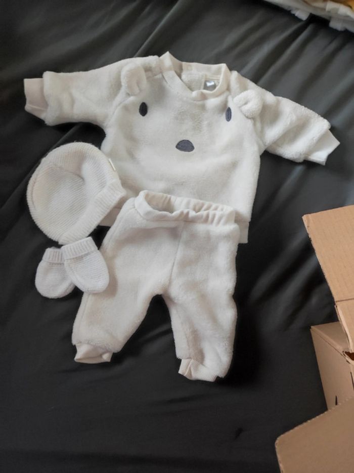 Ensemble pyjama + bonnet + moufles