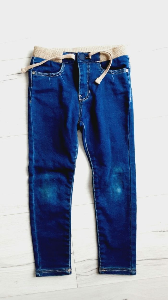 Vêtement pantalon type jean bleu Okaïdi skinny 4 ans