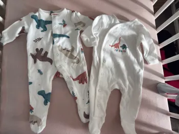 2 pyjamas bébés