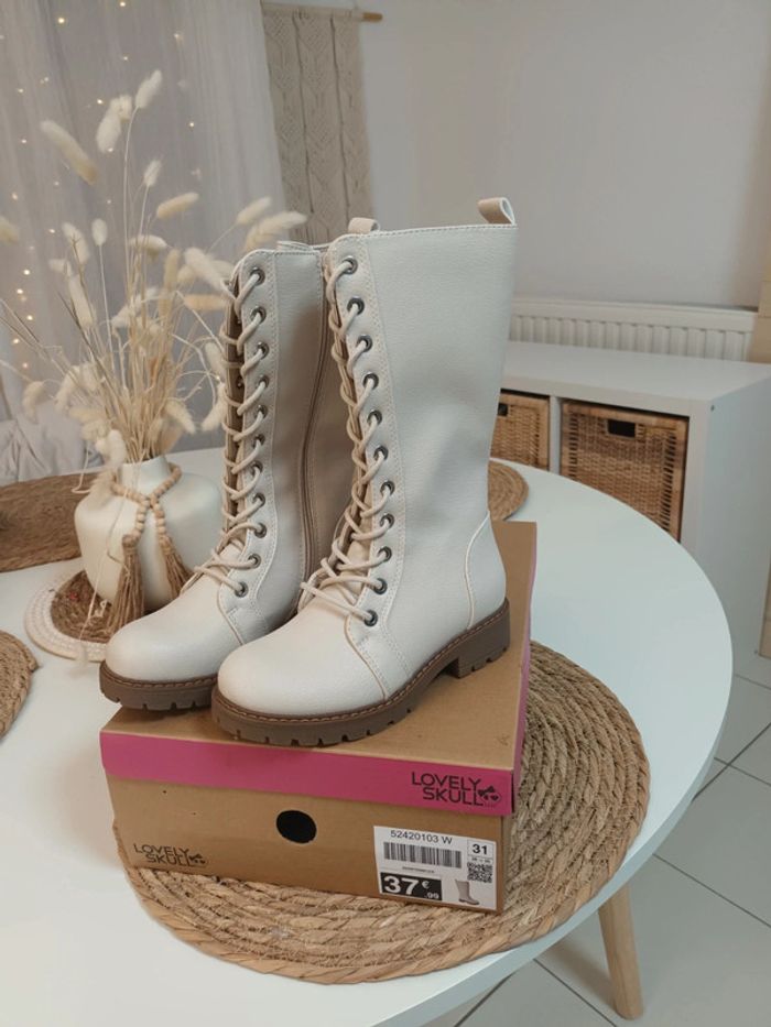Jolie paire de bottes avec zip beige pointure 31 neuves avec étiquettes 🏷 - photo numéro 2