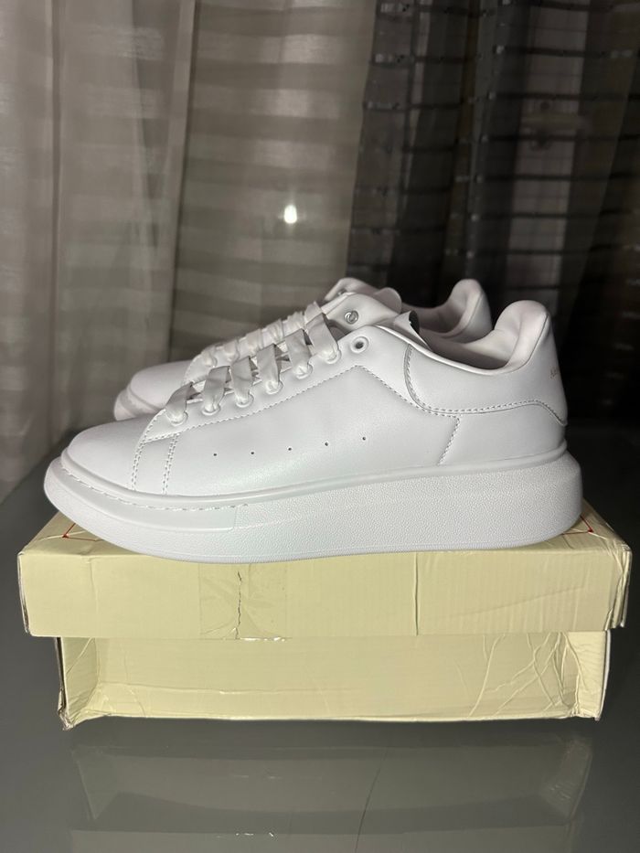 Sneakers Alexander McQueen blanches – taille 45, boîte abîmée - photo numéro 7