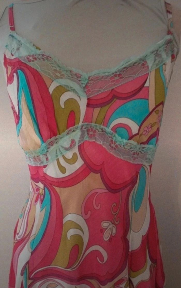 Magnifique robe avec dentelle - photo numéro 2