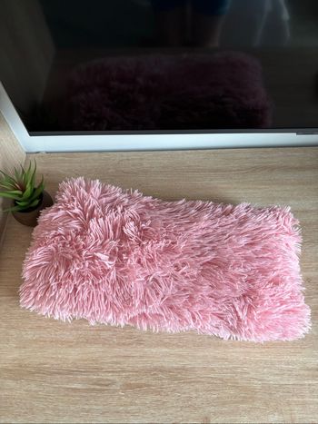 Coussin poil  long rectangulaire rose