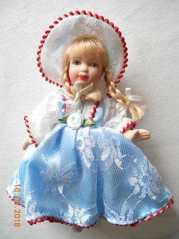 Poupée de porcelaine 20 cm