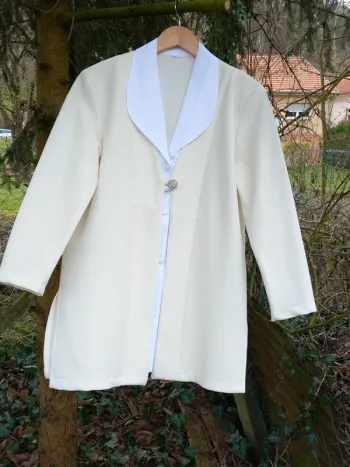 Belle veste habille avec une fausse chemise beige, sans etiquette