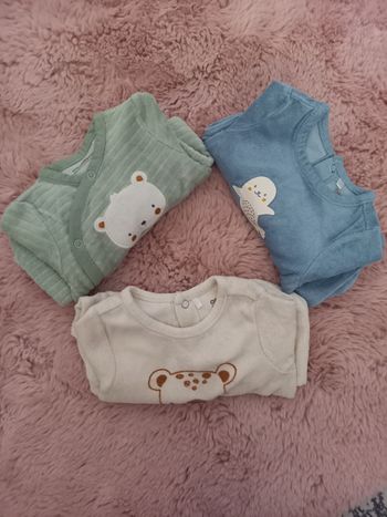 Lot de 3 pyjamas bébé très bon etat