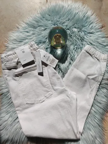 🚺 jean blanc Bershka neuf 38
