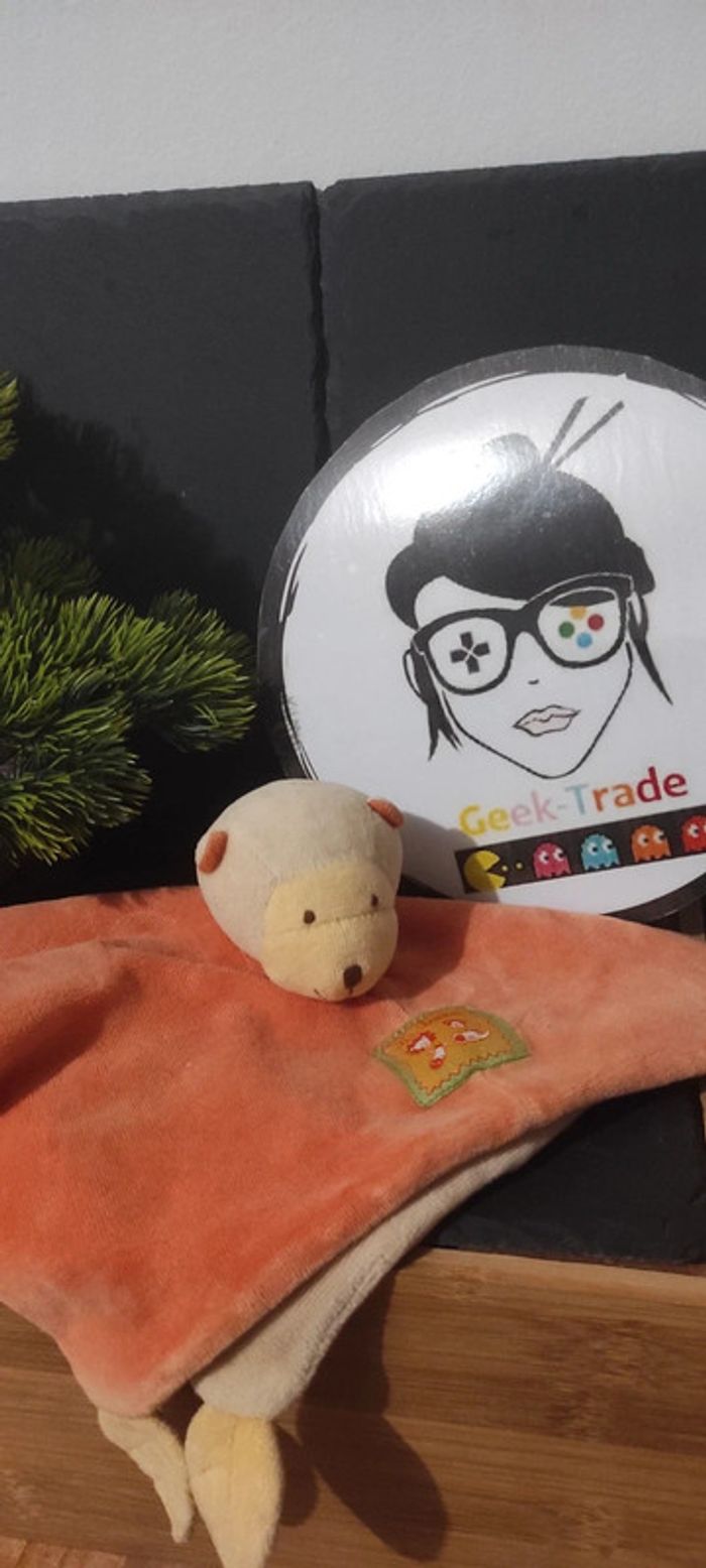 Doudou Singe Plat Orange Les Loustics moulin roty beige carré