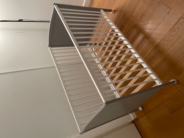 Lit Bébé évolutif à roulettes + Matelas (Très Bon état) - photo numéro 2