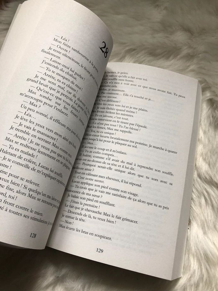 Livre "à travers elle" - photo numéro 5