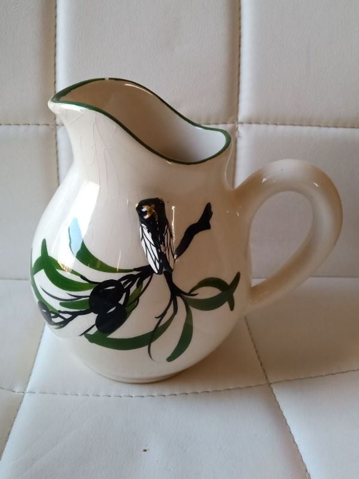 Pichet émaillé décor branche d'olivier une cigale par-dessus estampillé Marc